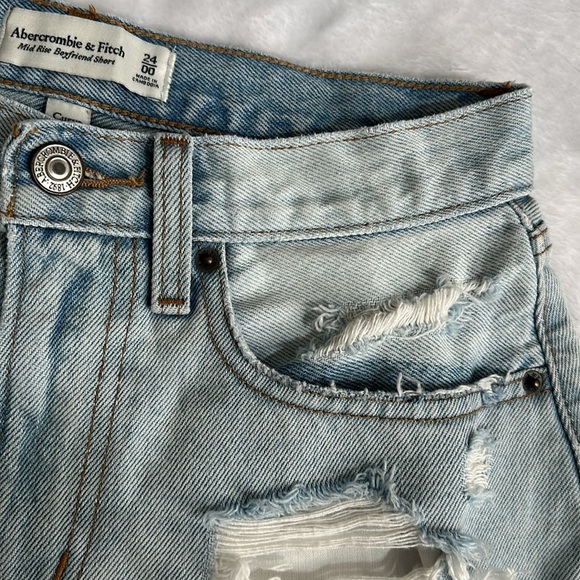 Abercrombie A&F Women’s Mid Rise Curve Love Boyfriend Cut Off Thrashed Shorts 00 - Picture 4 of 9